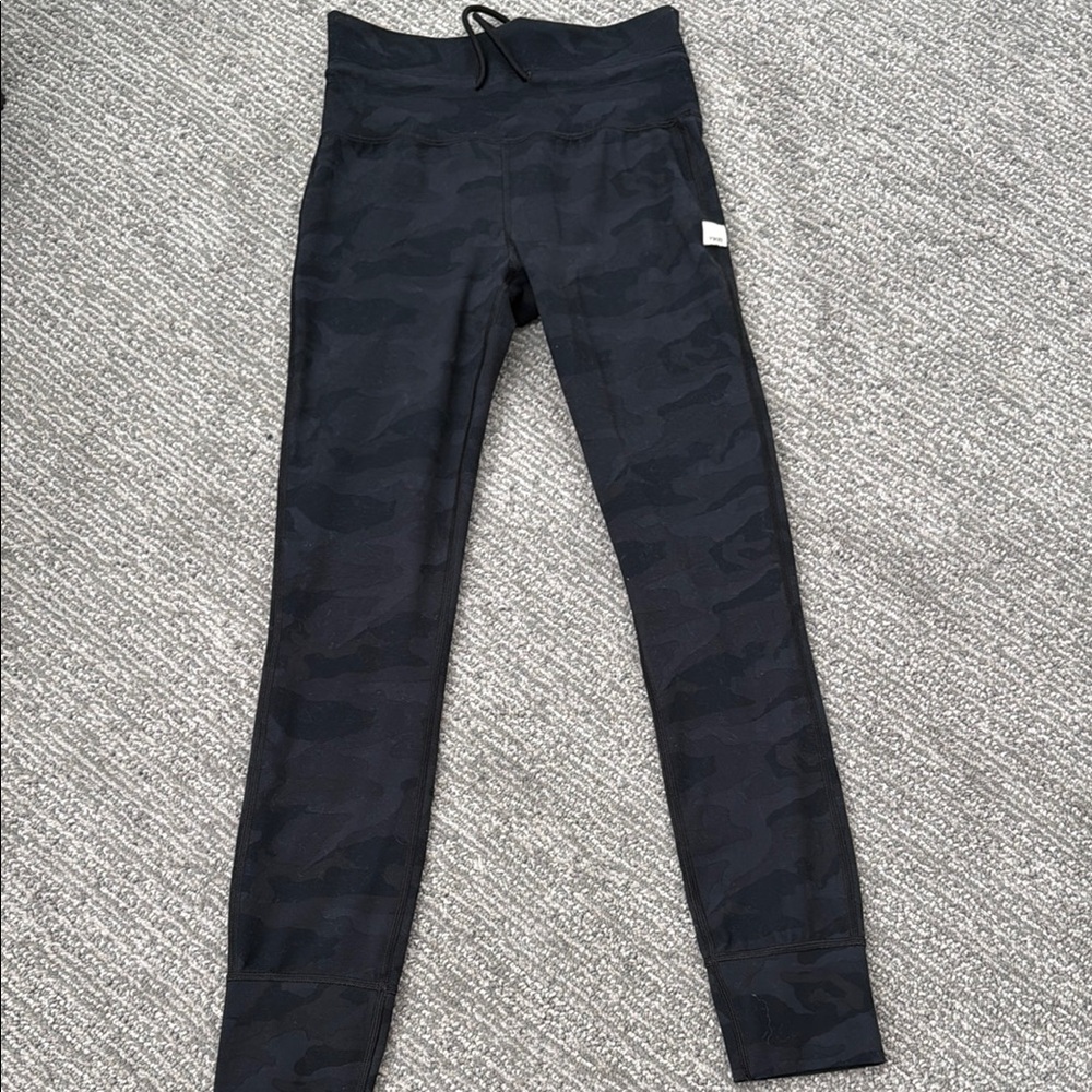 Black camo Vuori daily form leggings